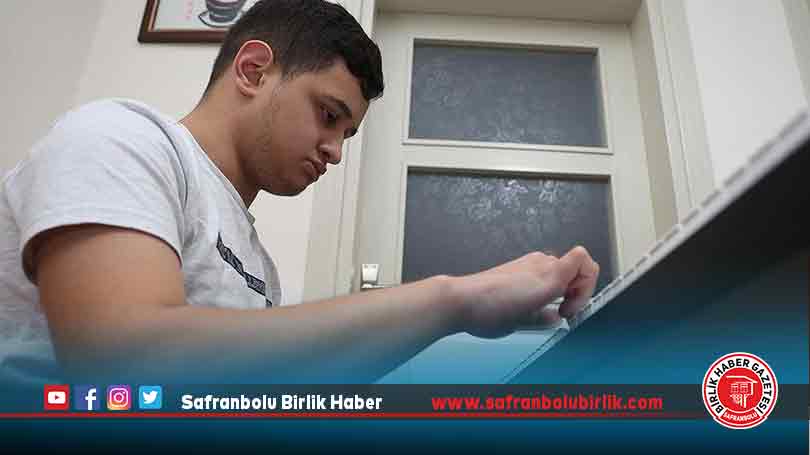 Hasta yatağında enstrümanlarla tanışan otizmli genç, eğitim almadan güzel sanatlar lisesini kazandı