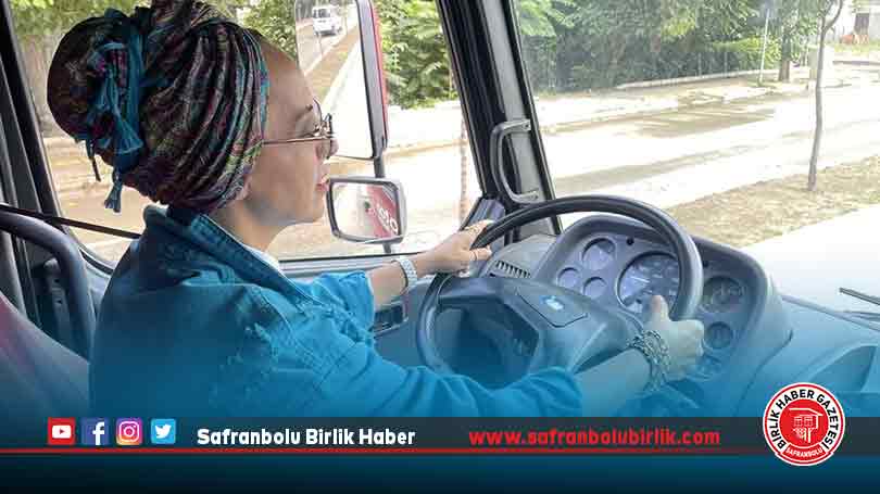 Kadın ağır vasıta direksiyon eğitmeni erkeklere tır, kamyon ve otobüs sürmeyi öğretiyor