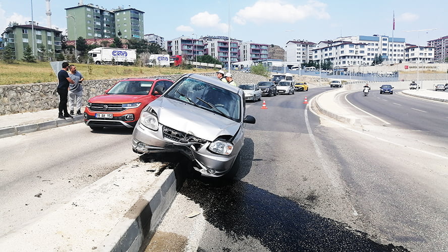 KALDIRIMA ÇARPAN OTOMOBİLDEKİ 2 KİŞİ YARALANDI