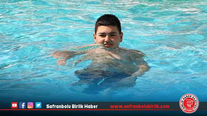 Sudan korkan otizmli Yiğit, şimdi havuzda tek başına kulaç atıyor