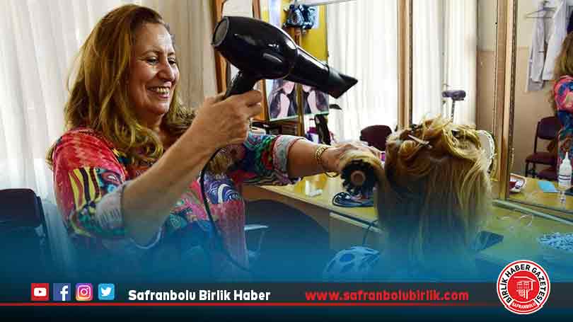 Eskişehir’in “Ahi Bacı”sı 12 yaşında başladığı kuaförlüğü yarım asırdır sürdürüyor