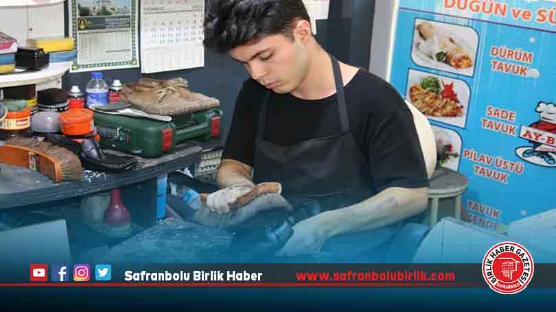 Ayakkabı tamircisi babasına yardım ederek YKS’ye hazırlanan genç, Cerrahpaşa Tıp Fakültesini kazandı