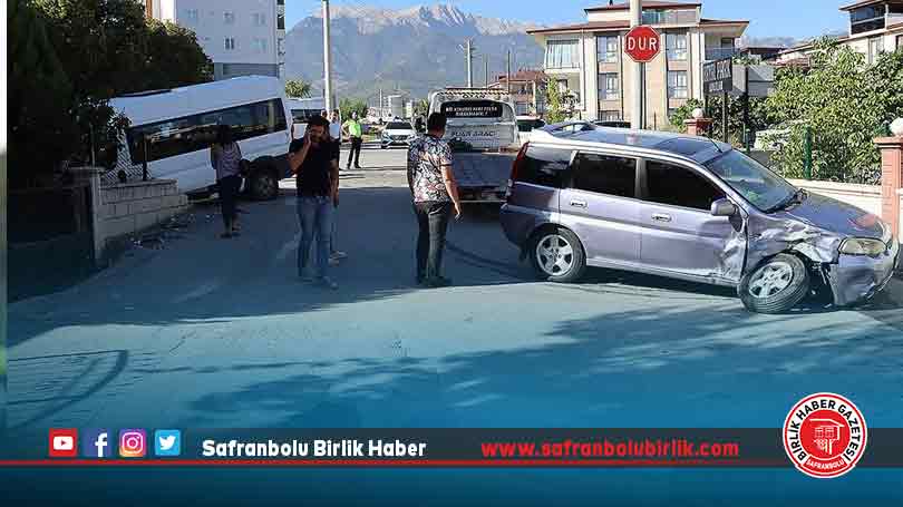 Denizli’de okul servisi ile otomobilin çarpışması sonucu 14 kişi yaralandı