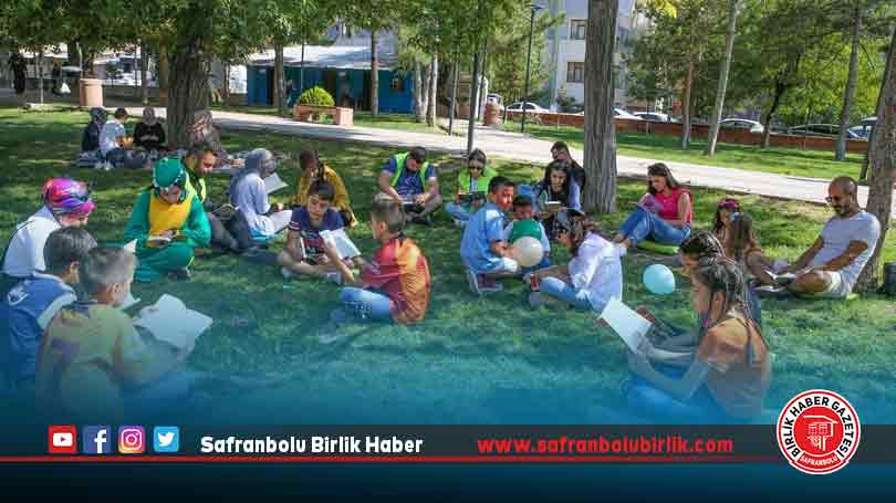 Farkındalık oluşturmak amacıyla parkta kitap okudular