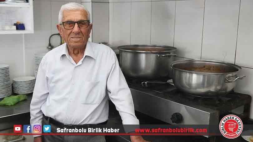 Kuru fasulyeci 97 yaşındaki “Hüseyin Amca” 65 yıldır tezgahından ayrılamıyor