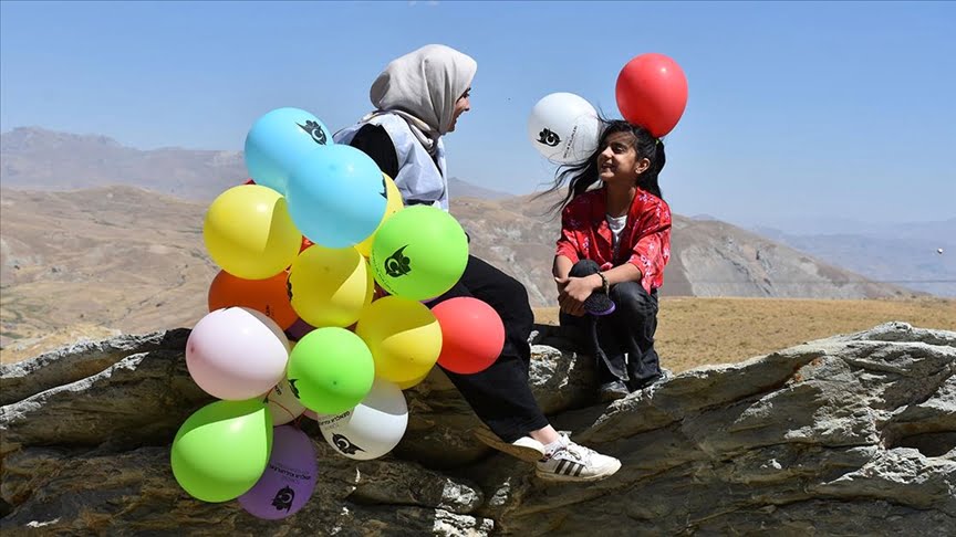 Farklı illerden gönüllüler, Berçelan Yaylası’ndaki çocuklara hediyeler götürdü