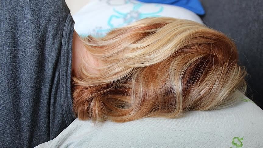 Uzun uçuş sonrası kahvaltı yapmak ve güneşlenmek “jetlag” etkisini önleyebilir