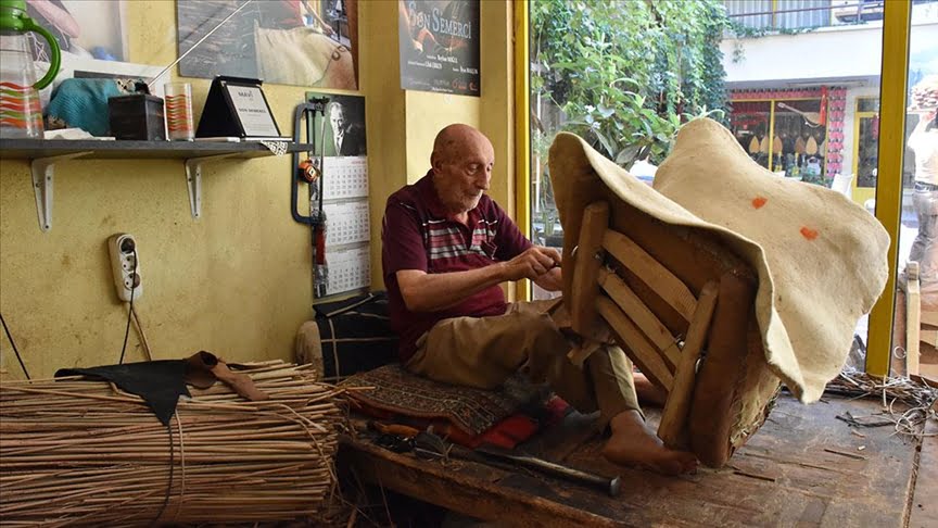 Bursa’da 3 kuşaktır semer yapan ailenin son temsilcisi mesleği bırakmaya hazırlanıyor