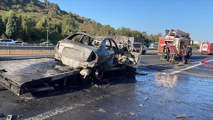 Anadolu Otoyolu’nda tıra çarptıktan sonra yanan çekicinin şoförü öldü