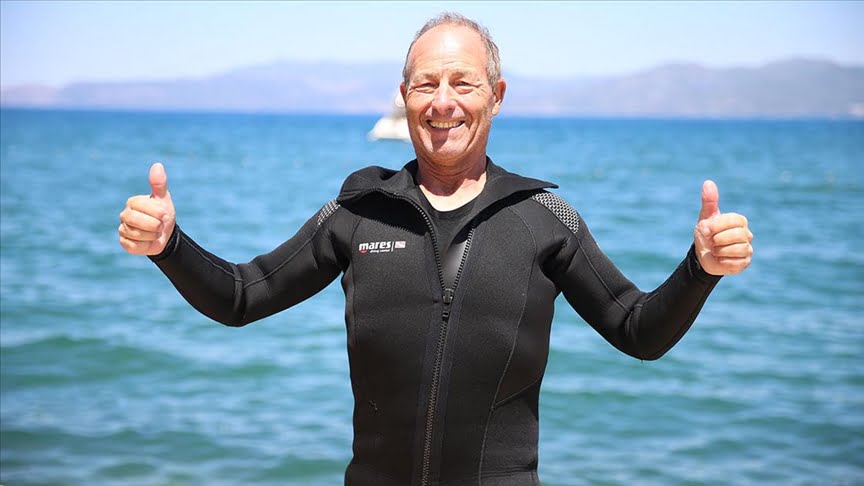 Hollandalı turist yüzmeyi ve dalmayı öğrendiği Kuşadası’ndan 27 yıldır kopamıyor