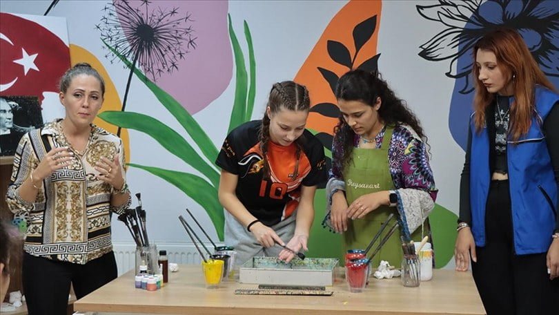 Cumhuriyet’in 100. yılı kapsamında Kırklareli’ne gelen Bulgar sporcular ebru sanatıyla tanıştı