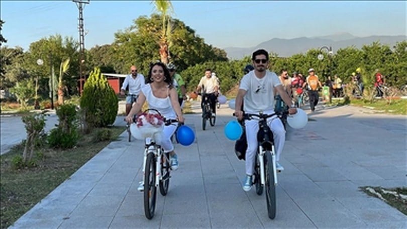 Gelin ve damat nikaha bisikletle gittiler