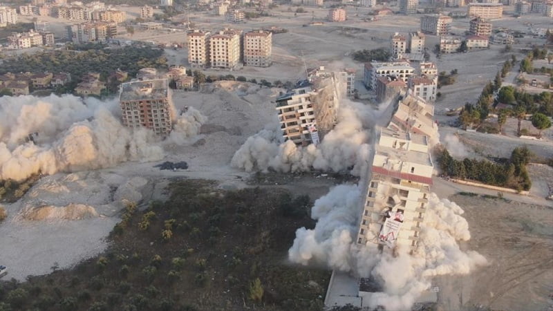 Dinamitle aynı anda patlatılan 10 bina yerle bir oldu