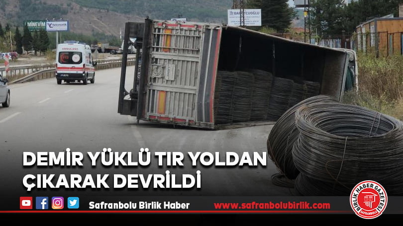 Demir yüklü tır yoldan çıkarak devrildi