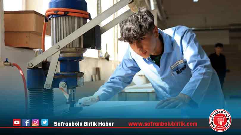 Meslek lisesi öğrencileri Elazığ depreminden sonra yenilenen okullar için mobilya üretiyor