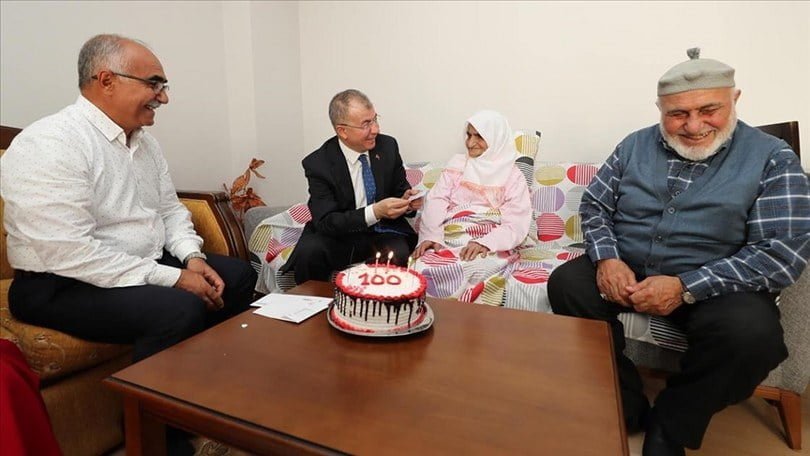 Amasya’da yaşayan 100 yaşındaki Pembe ninenin kimliği yenilendi