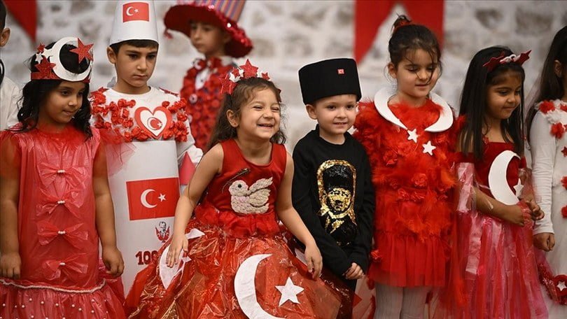 Öğrenciler geri dönüşüm malzemelerinden hazırlanan kıyafetleri defilede sergiledi