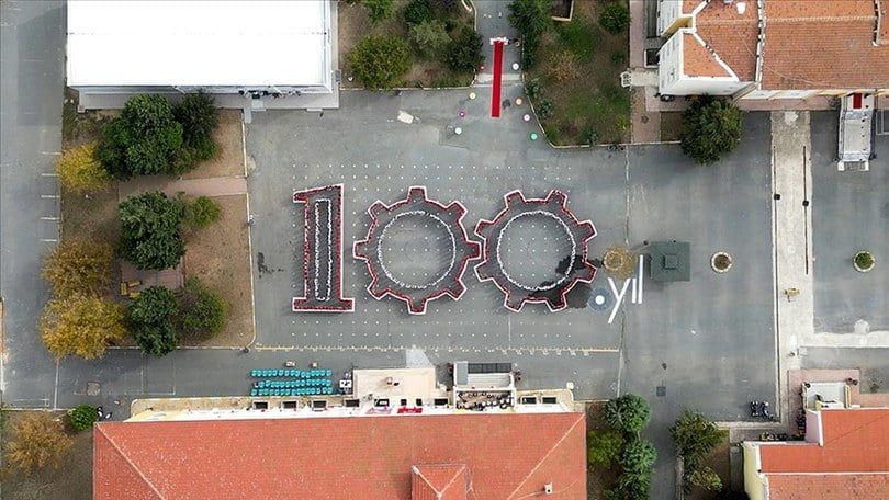 İstanbul’da 600 öğrenciyle “100. yıl” yazılarak Cumhuriyet kutlandı