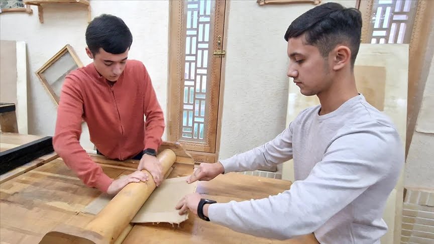 Dut ağacı kabuğundan kağıt üretme tekniği yüzyıllardır yaşatılıyor