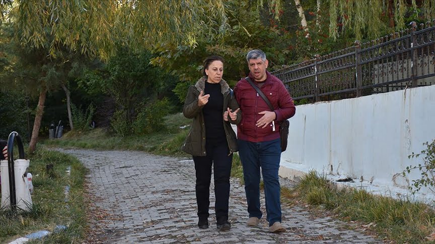 Engelli kardeşine hem annelik hem babalık yapıyor