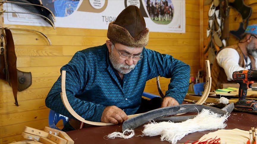 Emekli öğretmen geleneksel Türk yayı üretiyor