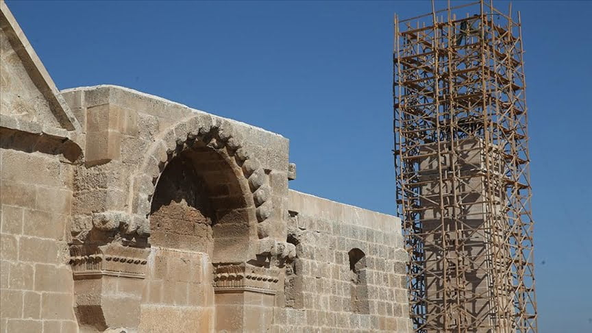 Harran’ın depremlerde hasar gören 13 asırlık simge minaresi onarılıyor