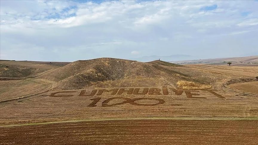 Çiftçi tarlasına traktörle “Cumhuriyet” yazdı