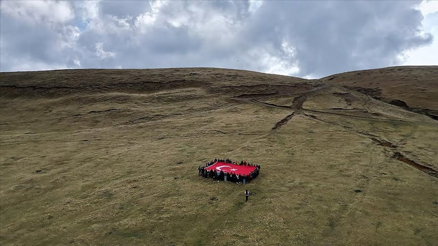 1830 rakımda Türk bayrağı açarak Cumhuriyet’in 100. yıl dönümünü kutladılar