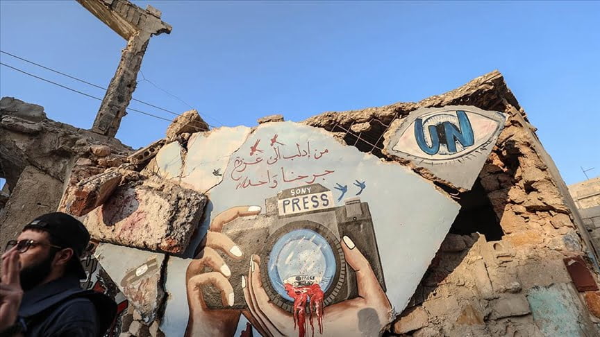 İdlibli grafiti sanatçısı Esmer, İsrail’in saldırılarında ölen Filistinli gazetecilerin anısını enkaza çiziyor