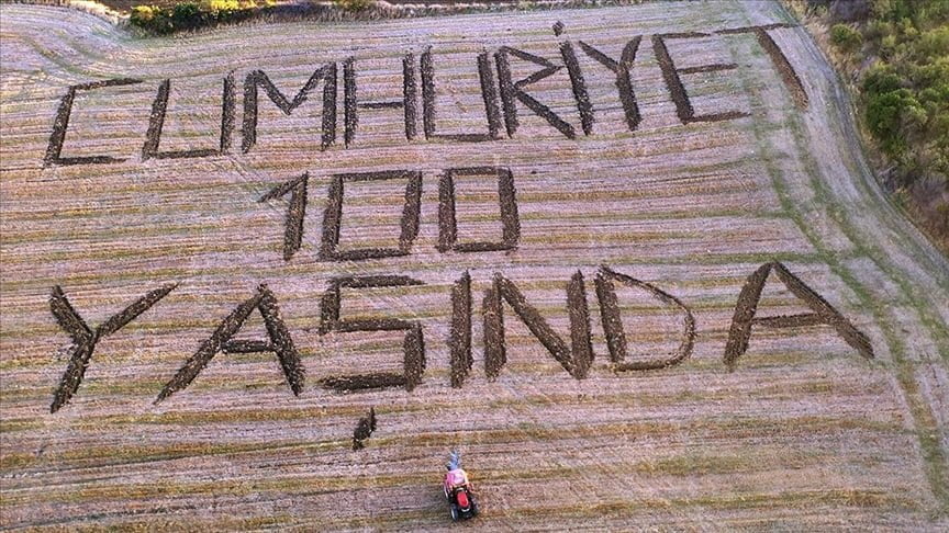 Çanakkaleli genç çiftçi tarlasına traktörle “Cumhuriyet 100 yaşında” yazdı