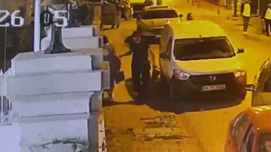 “yankesici” güvenlik kamerasını görünce çaldığı telefonu geri verdi