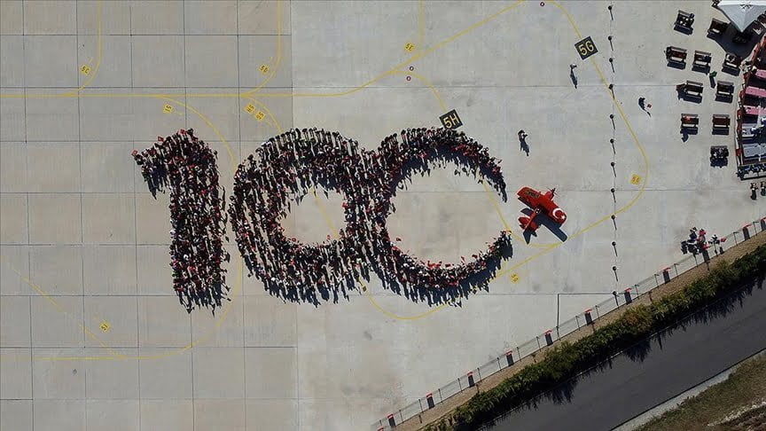 Kadın akrobasi pilotu Cumhuriyet’in 100. yılını özel uçuşuyla kutladı