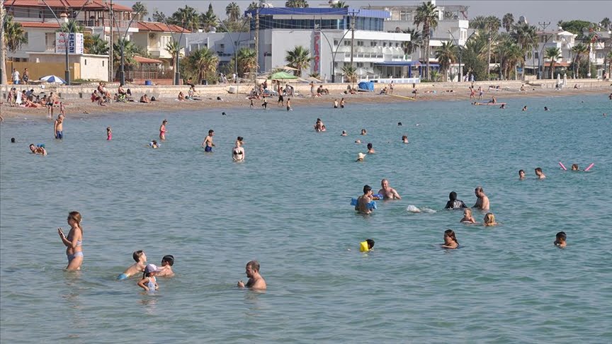 Güneşli havayı fırsat bilenler denize girdi