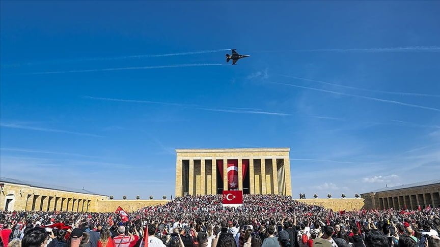 SOLOTÜRK’ten Anıtkabir üzerinde Cumhuriyet’in 100. yıl dönümüne özel uçuş gösterisi