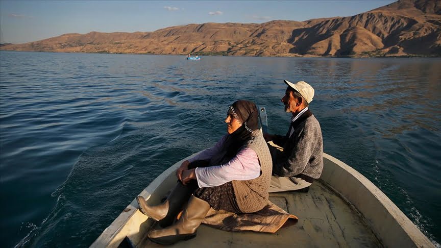 Denizsiz kentin balıkçı çifti ekmeğini Hazar Gölü’nden çıkarıyor