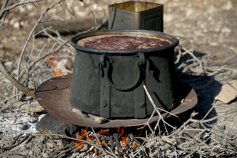 Dağlardan toplanan defne meyveleri geleneksel yöntemle yağa dönüştürülüyor