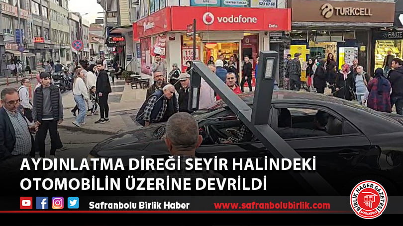Aydınlatma direği seyir halindeki otomobilin üzerine devrildi