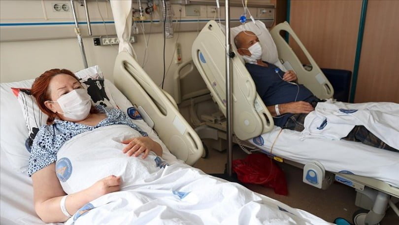 Lisede aynı sırayı paylaştığı 43 yıllık eşinin böbreği ile hayata tutundu