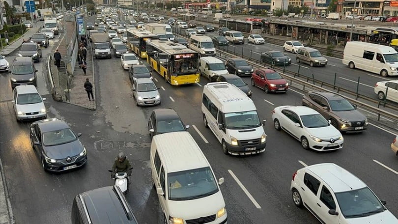 Okulların açılmasıyla trafik yoğunluğu oluştu