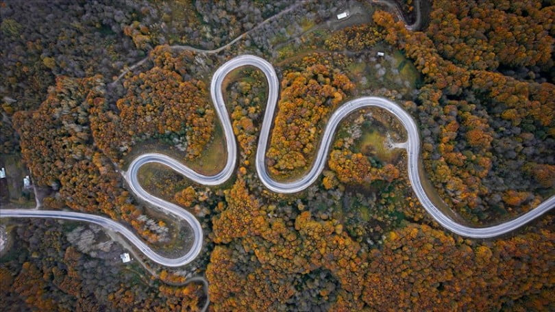 Domaniç Dağları’ndaki kıvrımlı yollar sonbaharın renkleriyle buluştu