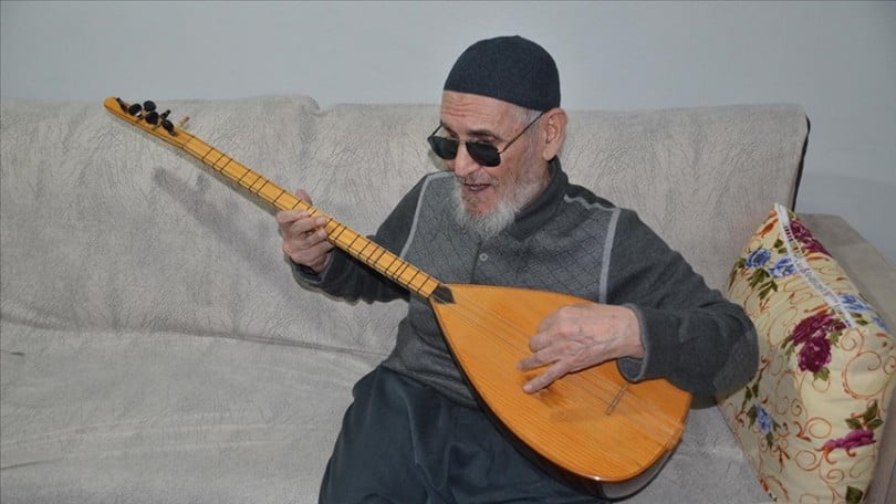76 yaşındaki görme engelli Ünver müzik tutkusuyla hayata tutunuyor