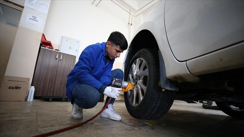 Meslek lisesi öğrencileri kış lastiği taktırmak isteyenlere hizmet veriyor