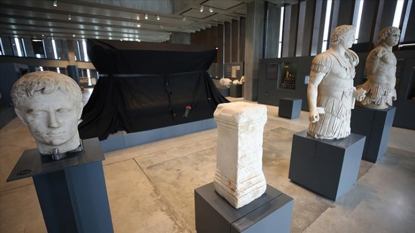 Polyksena lahdi “Kadına Yönelik Şiddete Karşı Uluslararası Mücadele Günü”nde siyah örtüyle kapatıldı