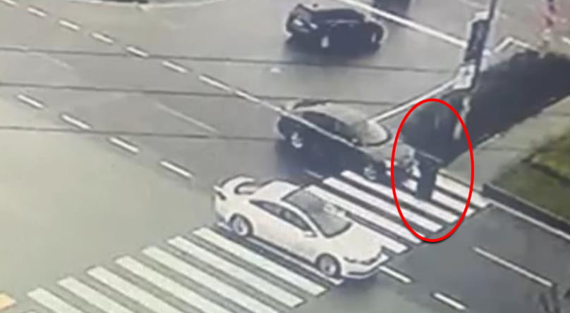 Otomobilin çarptığı kadın yaralandı, kaza anı kamerada