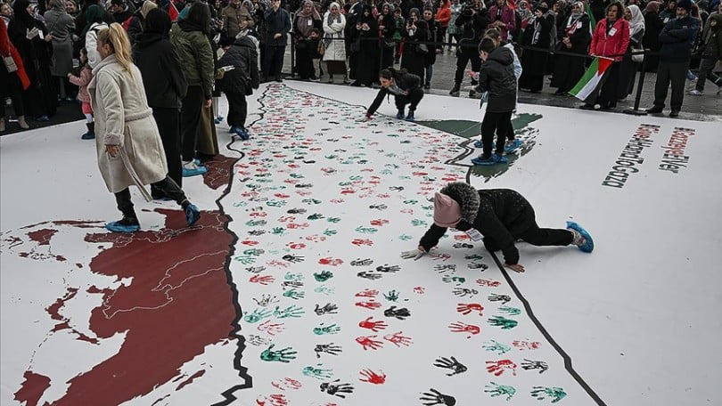 Çocuklar Dünya Çocuk Hakları Günü’nde Filistin haritasına el izlerini bıraktı