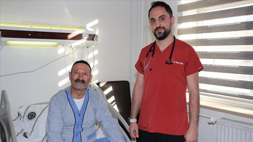 Kalp duvarı yırtılan hastayı, literatüre geçebilecek ameliyatla ölümden kurtardılar