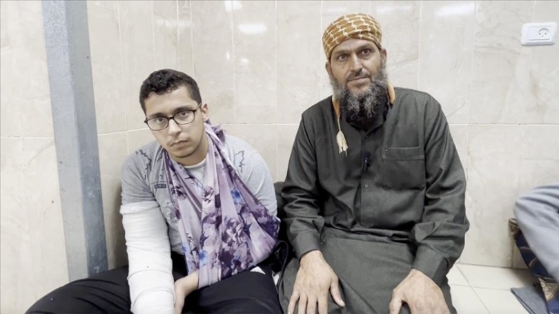 İsrail’in öldürdüğü torunuyla “gözlerinin içini öperek” vedalaşan Filistinli, onun küpesini yakasında taşıyor