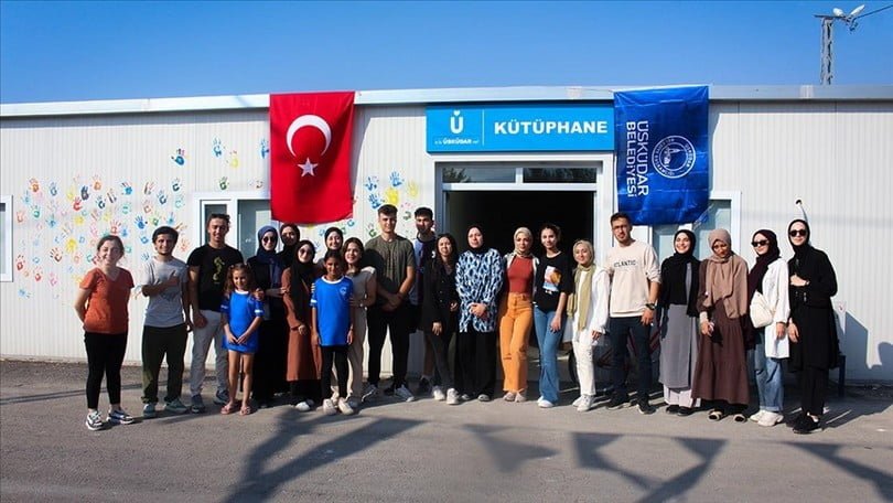 Üniversiteliler Hatay’daki depremzede öğrenciler için kütüphane kurdu