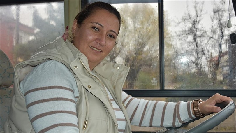 “Şoför Nebahat”, erkeklere otobüs kullanmayı öğretiyor