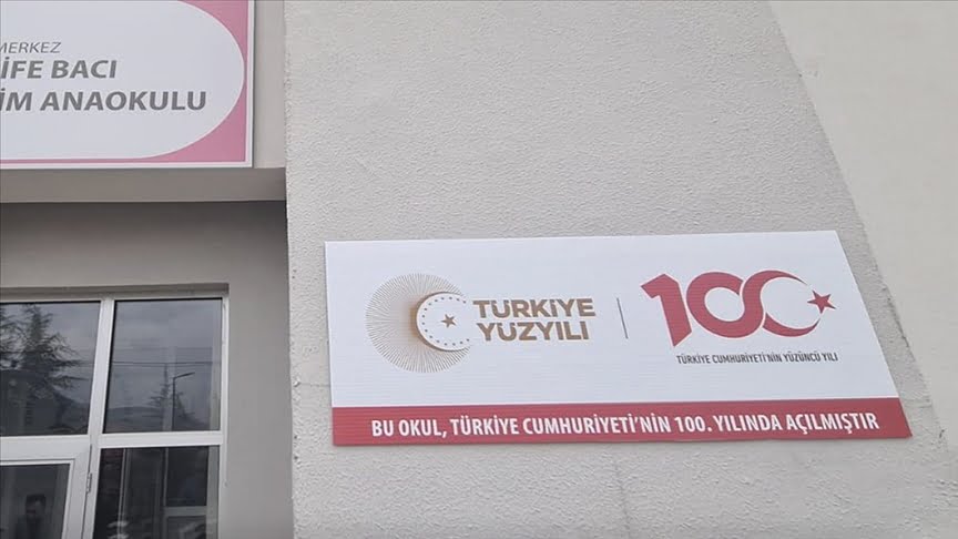 Bu yıl açılan eğitim kurumlarına Cumhuriyet’in 100. yılına özel tabela